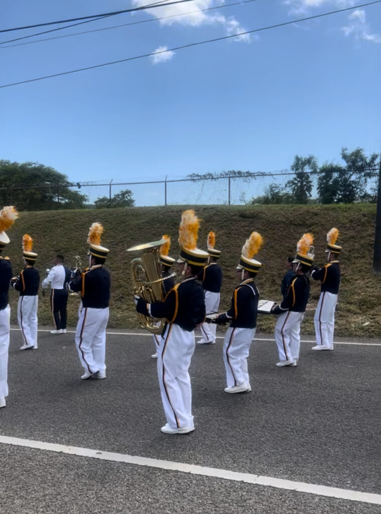 Grupos de escuela en el defile de Yauco