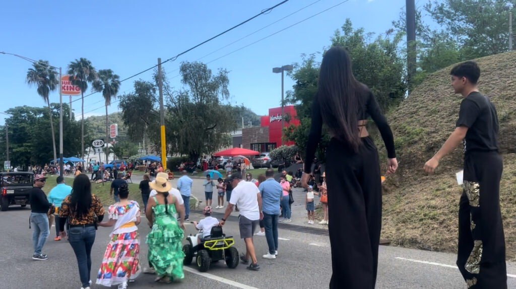 Zanqueros en el festival del café de Yauco, desfile