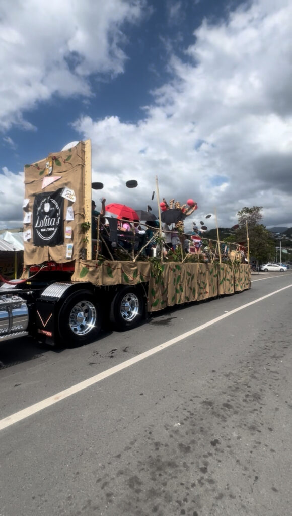 Una carroza en el defile del festival del café de Yauco