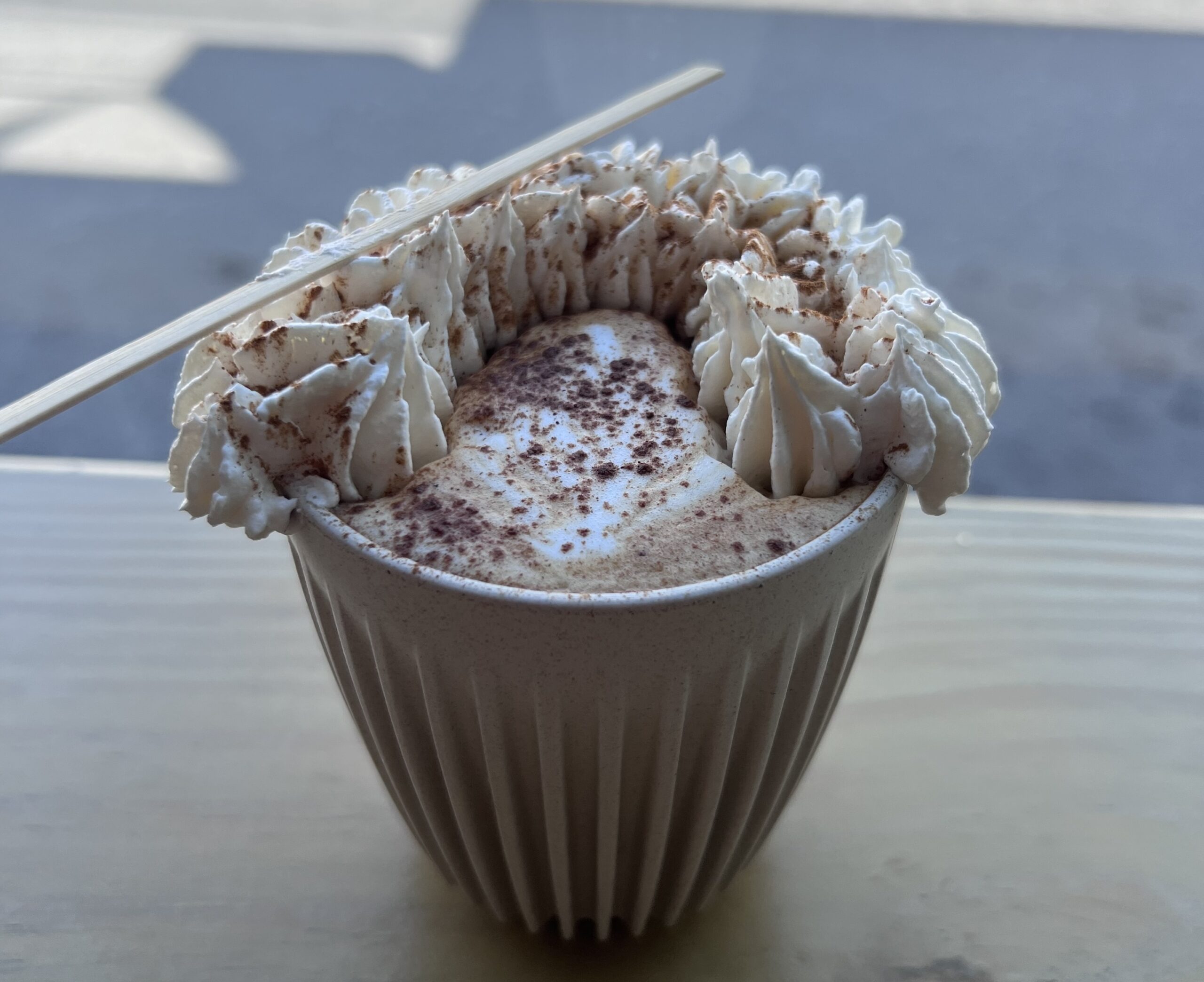 Café al estilo yaucano, con crema batida y canela