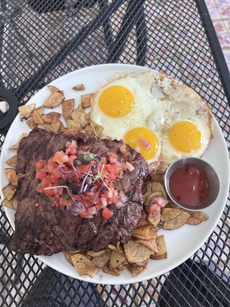 Steak con juevos - Dolce Salao, brunch en Yauco
