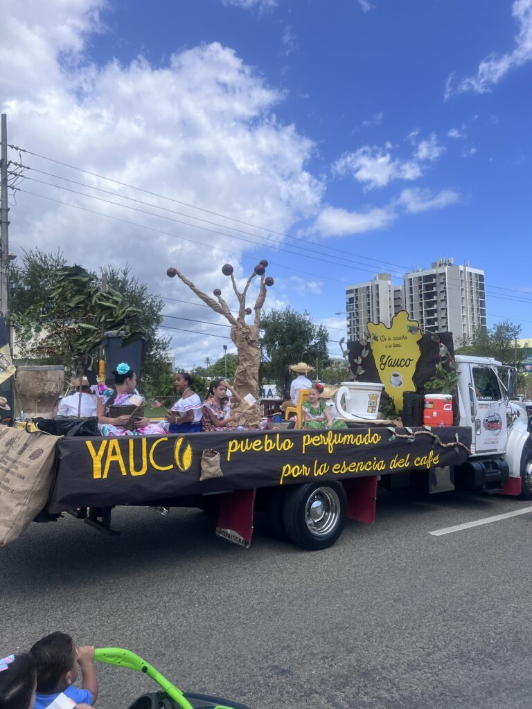 Defile del festival del café de Yauco, una carroza