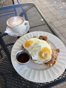 Hot Honey Chicken Waffle - Dolce Salao, mejor brunch en Yauco